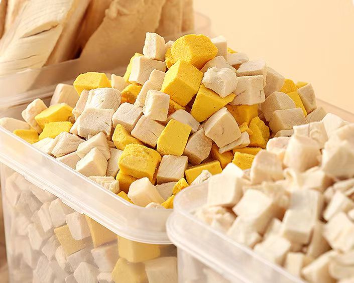 Mixed freeze-dried pet treats
